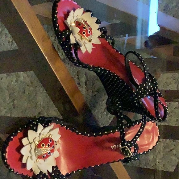 Retro wedge lady bug wedges - the flower is bent a little but still gorgeous - Picture 1 of 9
